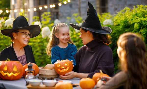 Lycklig Familj Förbereder Sig För Halloween Mor Mormor Och Barn — Stockfoto