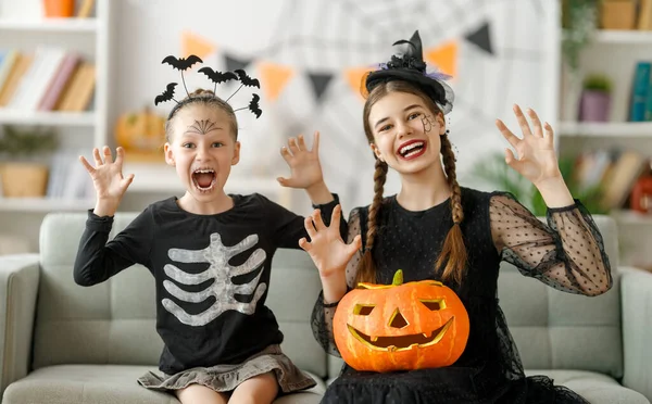 Feliz Familia Celebrando Halloween Lindos Niños Disfraces Carnaval Con Calabazas — Foto de Stock