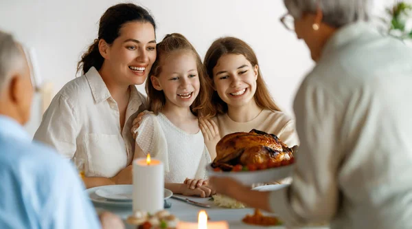 感恩节 秋天的节日 快乐的家人坐在桌旁庆祝节日 祖父母 母亲和儿童 传统的晚餐 — 图库照片