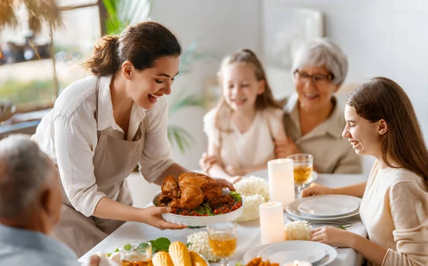 Thanksgiving Day Herfst Feest Gelukkige Familie Zit Aan Tafel Viert — Stockfoto