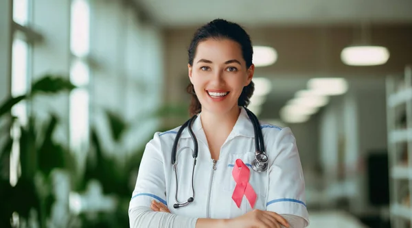 Rosa Schleife Für Das Brustkrebsbewusstsein Ärztin Arztpraxis Aufklärung Von Menschen — Stockfoto