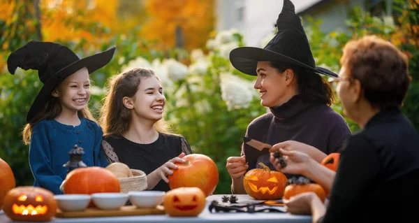Lycklig Familj Förbereder Sig För Halloween Mor Mormor Och Barn — Stockfoto