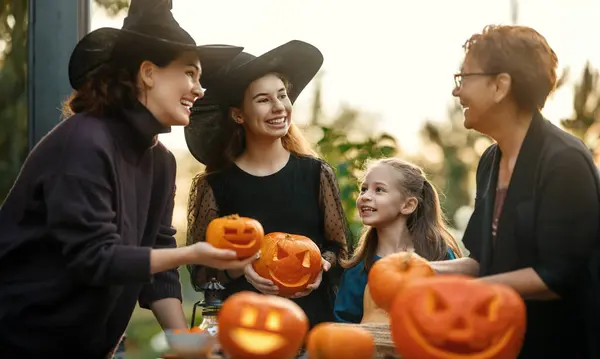 Buona Famiglia Che Prepara Halloween Madre Nonna Bambini Intagliano Zucche — Foto Stock