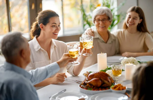 Kiitospäivä Syksyn Juhla Ateria Onnellinen Perhe Istuu Pöydässä Juhlii Lomaa — kuvapankkivalokuva