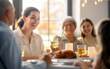 Şükran Günü, Sonbahar ziyafeti. Masada oturup bayramı kutlayan mutlu bir aile. Büyükanne ve büyükbaba, anne ve çocuklar. Geleneksel yemek..