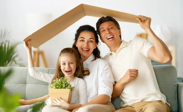 Mutter Vater Und Kind Raum Mit Einem Dachsymbol Wohnkonzept Für — Stockfoto