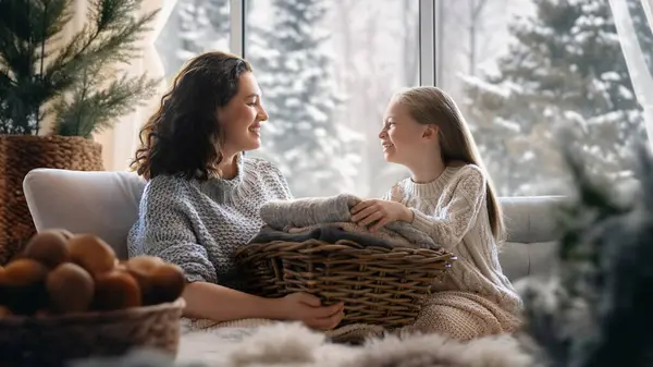 Χειμερινό Πορτρέτο Της Ευτυχισμένης Οικογένειας Φορώντας Πλεκτά Πουλόβερ Μητέρα Και — Φωτογραφία Αρχείου