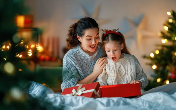 Frohe Weihnachten Und Frohe Feiertage Fröhliche Mutter Und Ihre Süße — Stockfoto