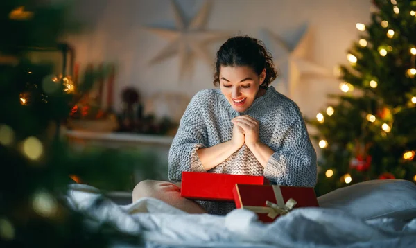 Frohe Weihnachten Frohe Feiertage Überraschte Glückliche Frau Beim Öffnen Eines — Stockfoto