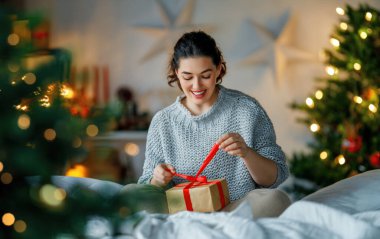 Mutlu Noeller, mutlu tatiller. Mutlu bir kadının Noel hediyesi açmasına şaşırdım.. 