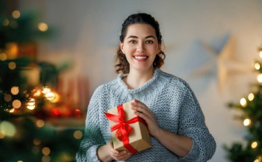 Mutlu Noeller, mutlu tatiller. Mutlu bir kadının Noel hediyesi açmasına şaşırdım.. 