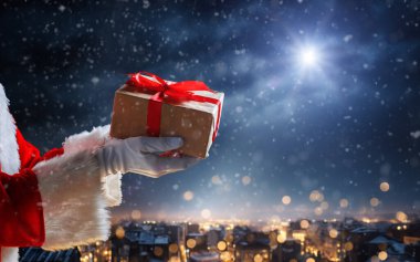 Mutlu noeller. Noel Baba 'nın elleri yıldız gökyüzüne karşı. 