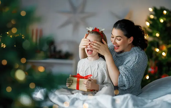 Frohe Weihnachten Und Frohe Feiertage Fröhliche Mutter Und Ihre Süße — Stockfoto