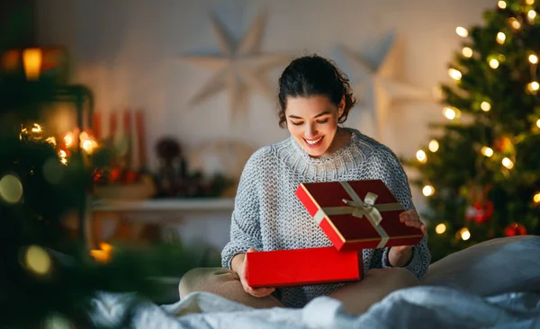 Mutlu Noeller, mutlu tatiller. Mutlu bir kadının Noel hediyesi açmasına şaşırdım.. 