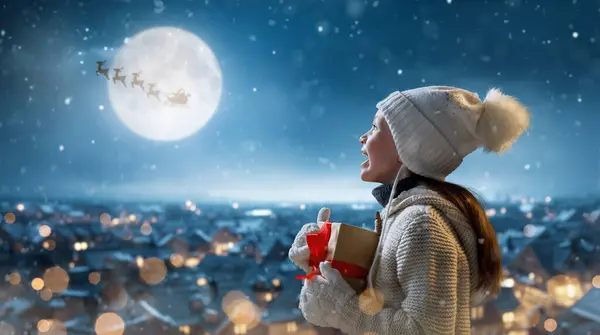 God Jul Söta Lilla Barn Med Julklapp Jultomten Flyger Släden — Stockfoto