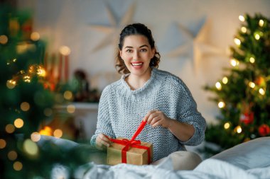 Mutlu Noeller, mutlu tatiller. Mutlu bir kadının Noel hediyesi açmasına şaşırdım.. 