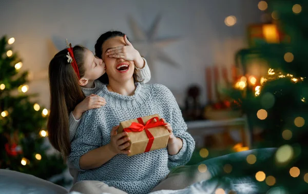 Vrolijk Kerstfeest Fijne Feestdagen Vrolijke Moeder Haar Schattige Dochter Wisselen — Stockfoto
