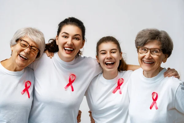 用粉红缎带向妇女微笑 象征着疾病意识的概念 表示声援和支持癌症患者和幸存者 不同世代的人 — 图库照片