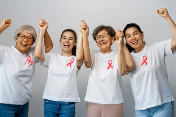 用粉红缎带向妇女微笑 象征着疾病意识的概念 表示声援和支持癌症患者和幸存者 不同世代的人 — 图库照片