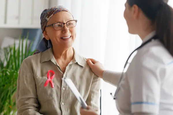 Rosa Schleife Für Das Brustkrebsbewusstsein Patientin Hört Arzt Arztpraxis Menschen — Stockfoto