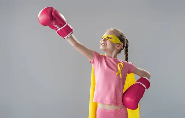 Ребенок Боксёрских Перчатках Жёлтой Лентой Символ Борьбы Раком Повышение Уровня — стоковое фото