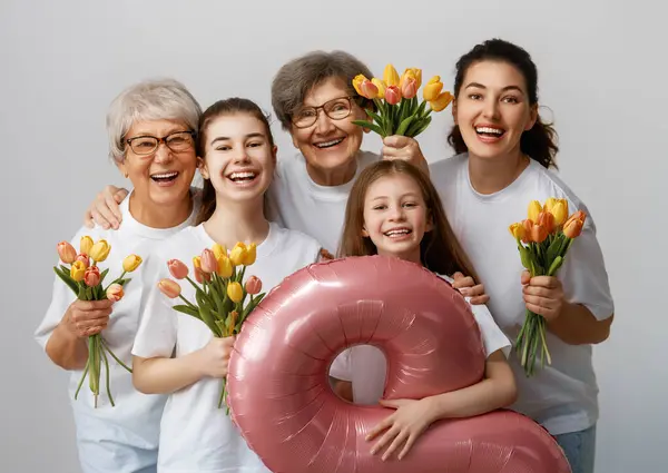 幸せな女性の日 子供の娘たちは 母親や祖母に花チューリップを贈ったことを祝福しています グラニス そして女の子は明るい灰色の背景で微笑んでいる 家族の休日とトータル — ストック写真