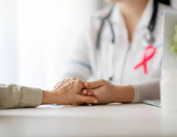 Rosa Schleife Für Das Brustkrebsbewusstsein Patientin Hört Arzt Arztpraxis Menschen — Stockfoto