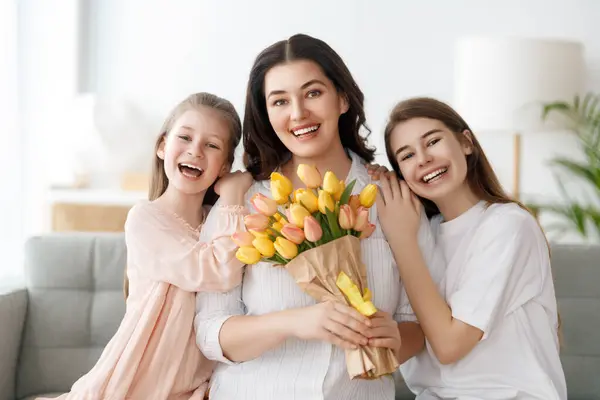Счастливого Дня Матери Дети Дочери Поздравляют Маму Дарят Цветы Мама — стоковое фото
