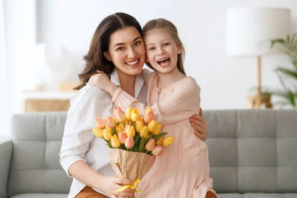Feliz Dia Mãe Filha Está Parabenizando Mãe Dando Lhe Flores — Fotografia de Stock