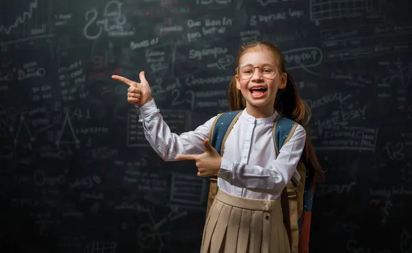 Okula Dönelim Mutlu Şirin Çalışkan Çocuk Içeride Çocuk Sınıfta Tahtada — Stok fotoğraf