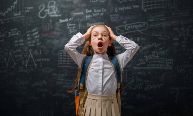 Okula dönelim. Çocuk sınıfta tahtada öğreniyor.. 