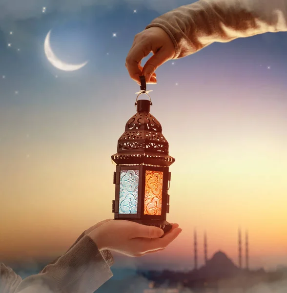 Linterna Árabe Ornamental Con Vela Encendida Que Brilla Mano Tarjeta — Foto de Stock