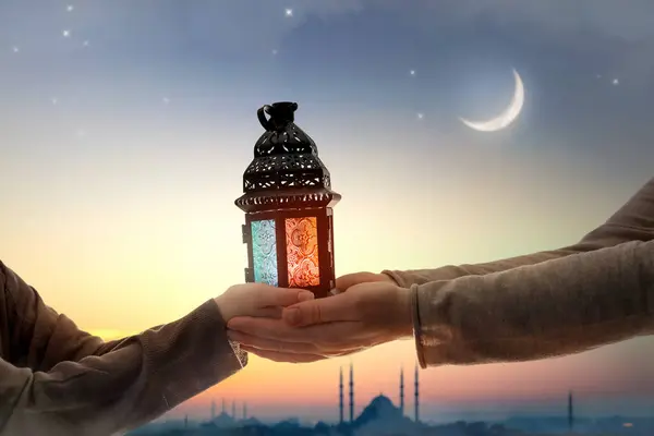 Sierlijke Arabische Lantaarn Met Brandende Kaars Gloeiend Hand Feestelijke Wenskaart — Stockfoto