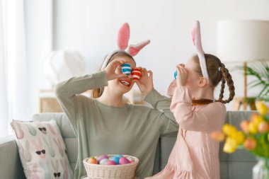 Paskalya günü tavşan kulağı takan şirin çocuklar. Boyalı yumurtalı kızlar.. 
