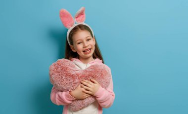 Tavşan kulakları Paskalya gününde giyen sevimli küçük çocuk. 