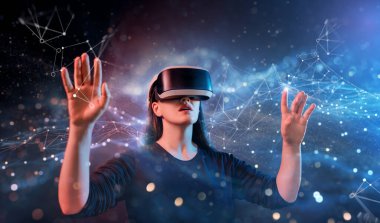 Metaverse teknoloji konsepti. Sanal gerçeklik gözlüklü kadın. Gelecekçi yaşam tarzı.