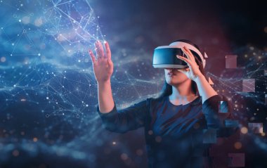 Metaverse teknoloji konsepti. Sanal gerçeklik gözlüklü kadın. Gelecekçi yaşam tarzı.