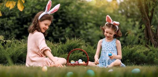 Piękne Dzieci Malowaniem Jajek Zewnątrz Szczęśliwa Rodzina Świętująca Wielkanoc Naturze — Zdjęcie stockowe