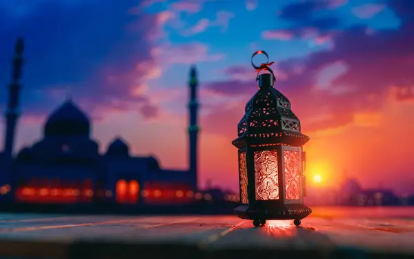 Díszes Arab Lámpás Égő Gyertyával Világít Éjszakai Háttérben Ünnepi Üdvözlőlap — Stock Fotó