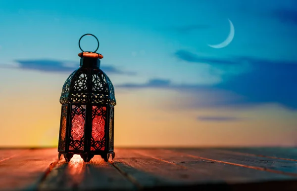 Διακοσμητικό Αραβικό Φανάρι Αναμμένο Κερί Που Λάμπει Νύχτα Εορταστική Ευχετήρια — Φωτογραφία Αρχείου