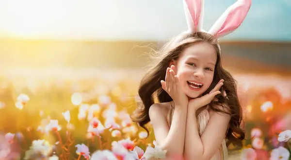 Piękne Dziecko Dworze Świętujemy Wielkanoc Naturze Cute Little Girl Jest — Zdjęcie stockowe