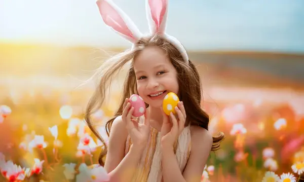 Schönes Kind Mit Eier Bemalen Freien Glückliche Familie Feiert Ostern — Stockfoto