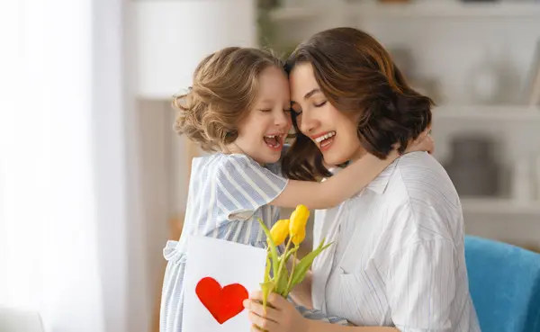 Gelukkige Moederdag Kind Dochter Feliciteert Moeder Geeft Haar Bloemen Ansichtkaart — Stockfoto