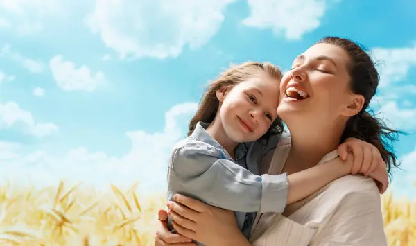 Gelukkige Familie Natuur Moeder Kind Hebben Plezier Genieten Van Zomerdagen — Stockfoto