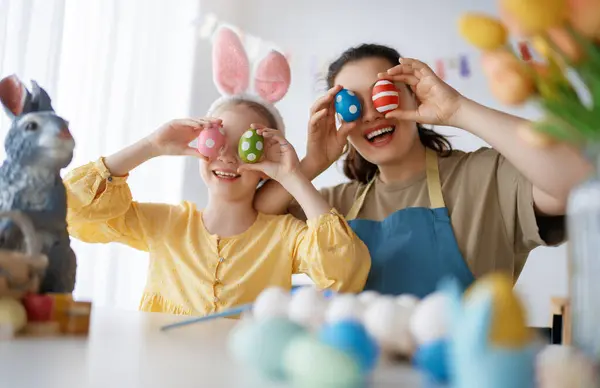Madre Hija Pintando Huevos Familia Feliz Preparándose Para Pascua Linda Fotos De Stock Sin Royalties Gratis