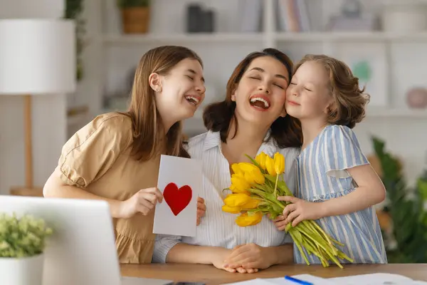 Glücklicher Muttertag Kindertöchter Gratulieren Mama Und Überreichen Ihr Blumen Mutter — Stockfoto