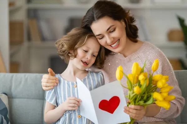 Gelukkige Moederdag Kind Dochter Feliciteert Moeder Geeft Haar Bloemen Ansichtkaart — Stockfoto