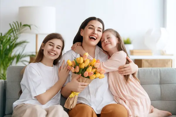 Feliz Día Madre Las Hijas Los Niños Están Felicitando Mamá Imágenes De Stock Sin Royalties Gratis
