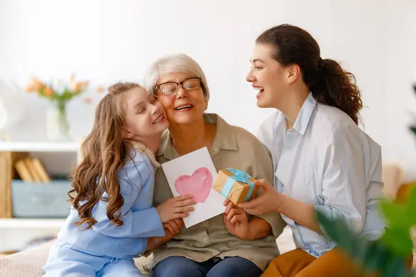 ハッピーマザーの日 お母さん おばあちゃん ギフトボックスとポストカード おばあちゃん お母さんと娘が微笑んでいる 家族の休日とトータル ストックフォト