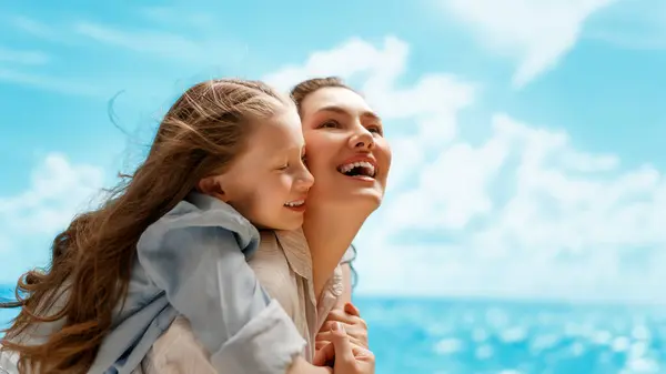 Šťastná Rodina Přírodě Matka Dítě Baví Užívají Letní Dny Stock Obrázky